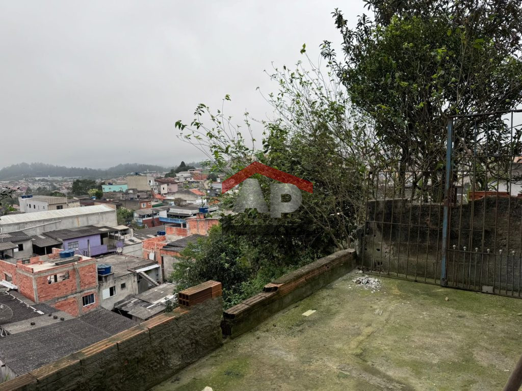 Terreno com Duas Casas – Venda